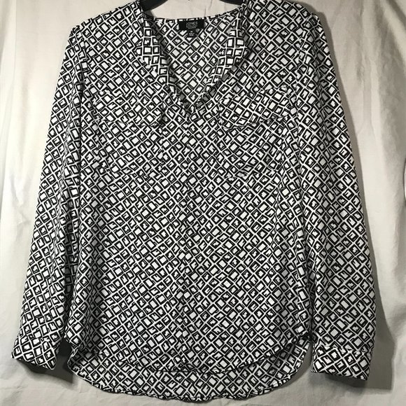 Jones New York Button Sleeve V Neckline 2 pockets Black/White Geometric Size M - Picture 1 of 2